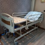 اجاره تخت بیمار مکانیکی 3 شکن تنظیم ارتفاع دار بیمارستانی