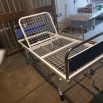 تخت بیمار یک شکن مدل بستری پایه ثابت رویه توری فلزی بیمارستانی - برند شفایارطب