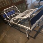 تخت بیمار مدل 3 شکن پایه ثابت رویه توری فلزی بیمارستانی - برند شفایارطب