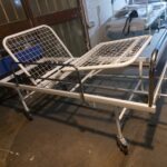 تخت بیمار مدل 3 شکن پایه ثابت رویه توری فلزی بیمارستانی - برند شفایارطب