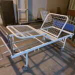 تخت بیمار مدل 3 شکن پایه ثابت رویه توری فلزی بیمارستانی - برند شفایارطب