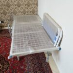 تخت بیمار یک شکن مدل بستری پایه ثابت رویه توری فلزی بیمارستانی - برند شفایارطب