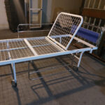 تخت بیمار یک شکن مدل بستری پایه ثابت رویه توری فلزی بیمارستانی - برند شفایارطب